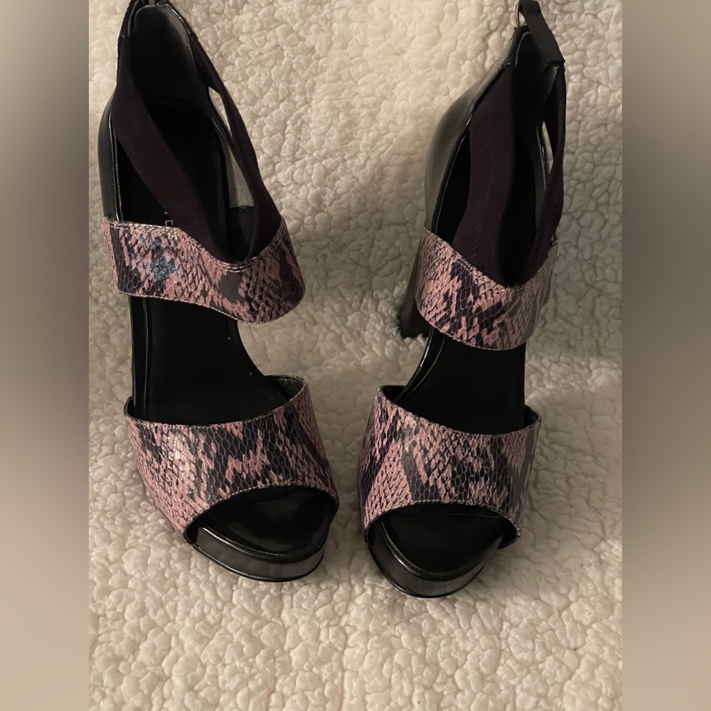 Nine West size 7 Faux Snakeskin Sandal